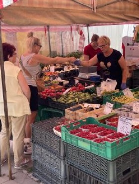 Mieszkańcy Ursynowa wybrali dzień handlowy na słynnym Bazarku Na Dołku