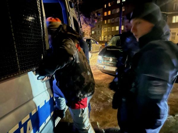 Policjanci z Woli pomogi choremu mężczyźnie