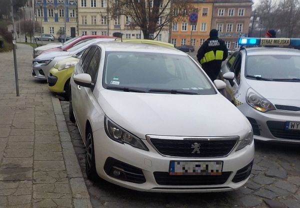 Mały chłopczyk sam w uruchomionym samochodzie w Śródmieściu