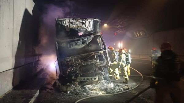 Pożar samochodu ciężarowego w tunelu na Ursynowie