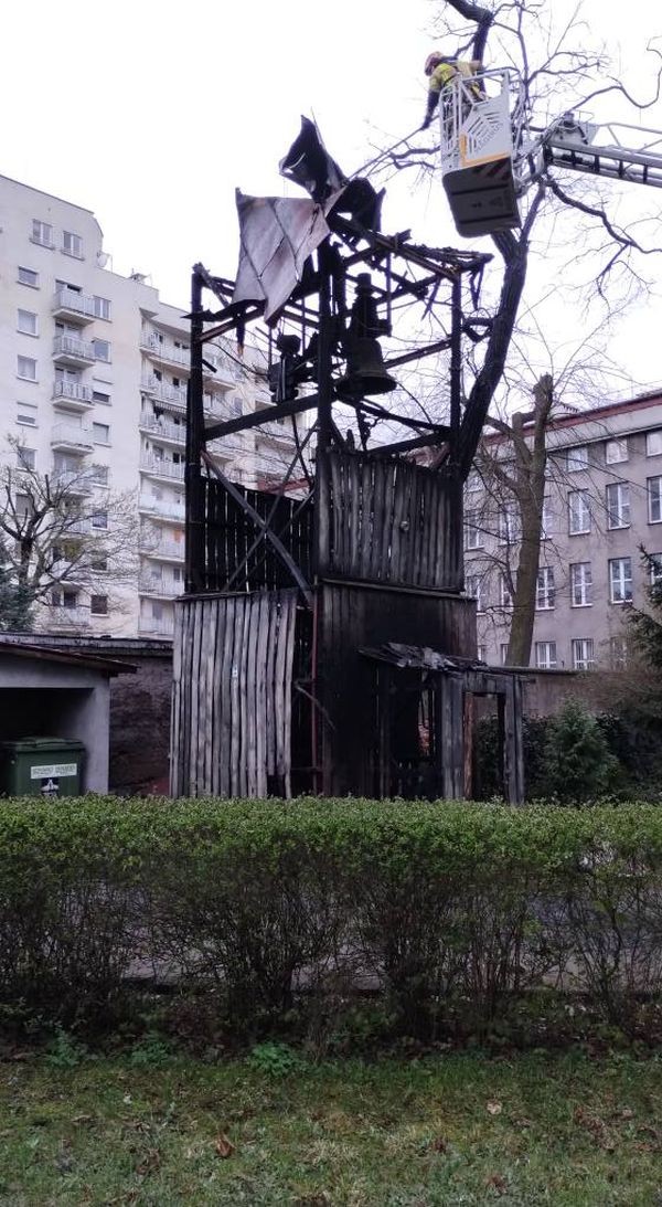 Pożar zabytkowej dzwonnicy na Kamionku na Pradze Południe